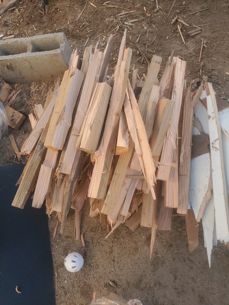 2X4 FIREWOOD BIG HEAVY DUTY BAGS FULL...AS IN PICTURES..25 DOLLARS EACH..SE HABLA ESPANOL...