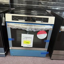 Induction 30’ Electric Stove With Convection 5.3 Cb Ft Frigidaire New 