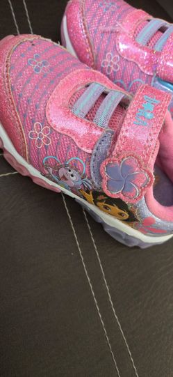 vintage-style Nickelodeon Dora the Explorer Toddler Girls' Light-Up Sneakers.