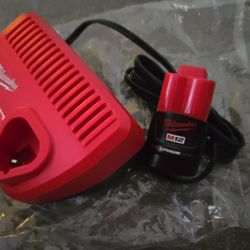 MILWAUKEE M12 BATTERIE 2.0AH AND CHARGE NEW 