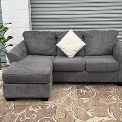 🔥 Grey Ashley Sectional Sofa w/ Reversible Chaise – Clean & Great Condition – FREE Delivery 🔥