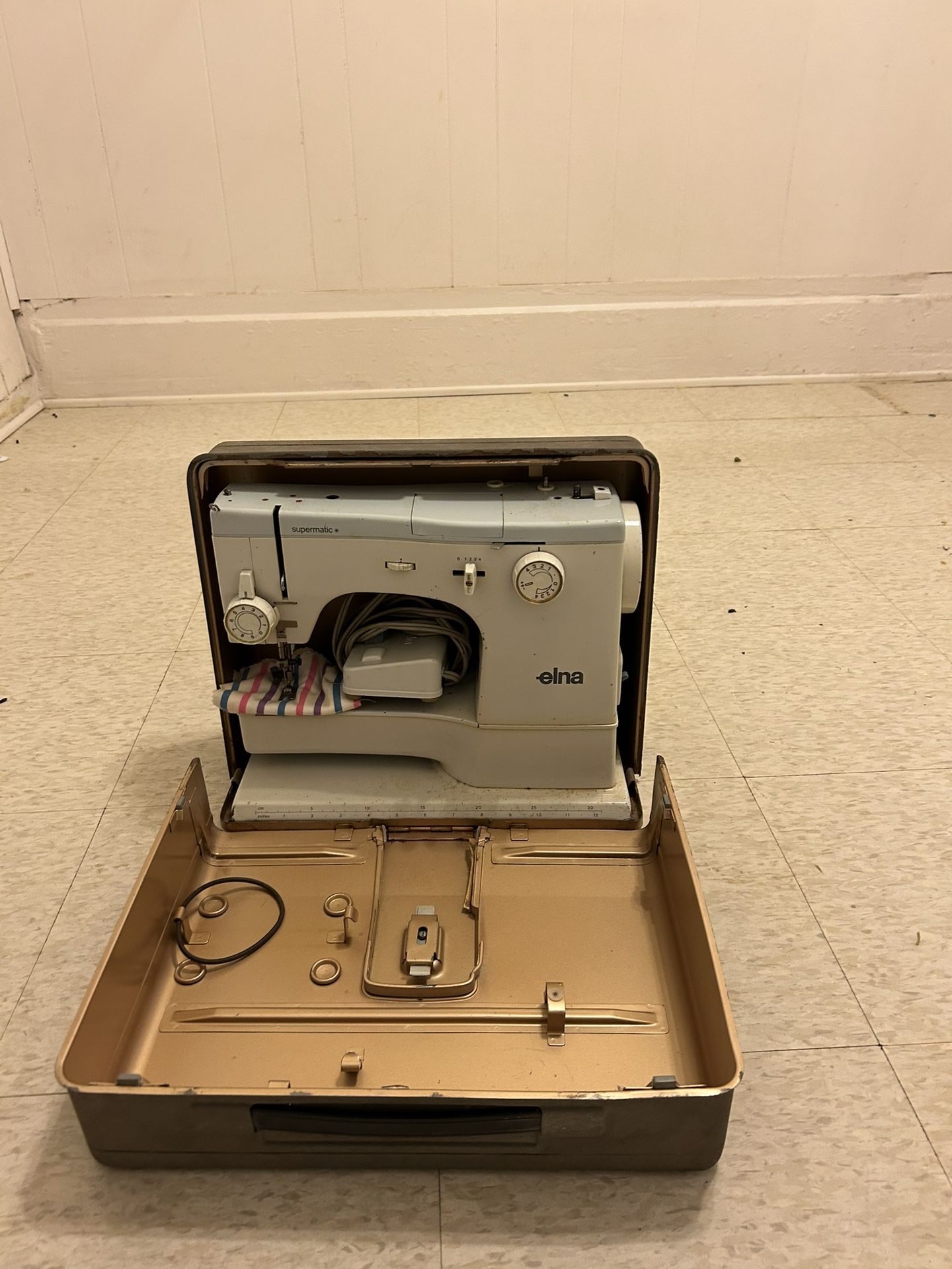 Antique Maquina De Coser