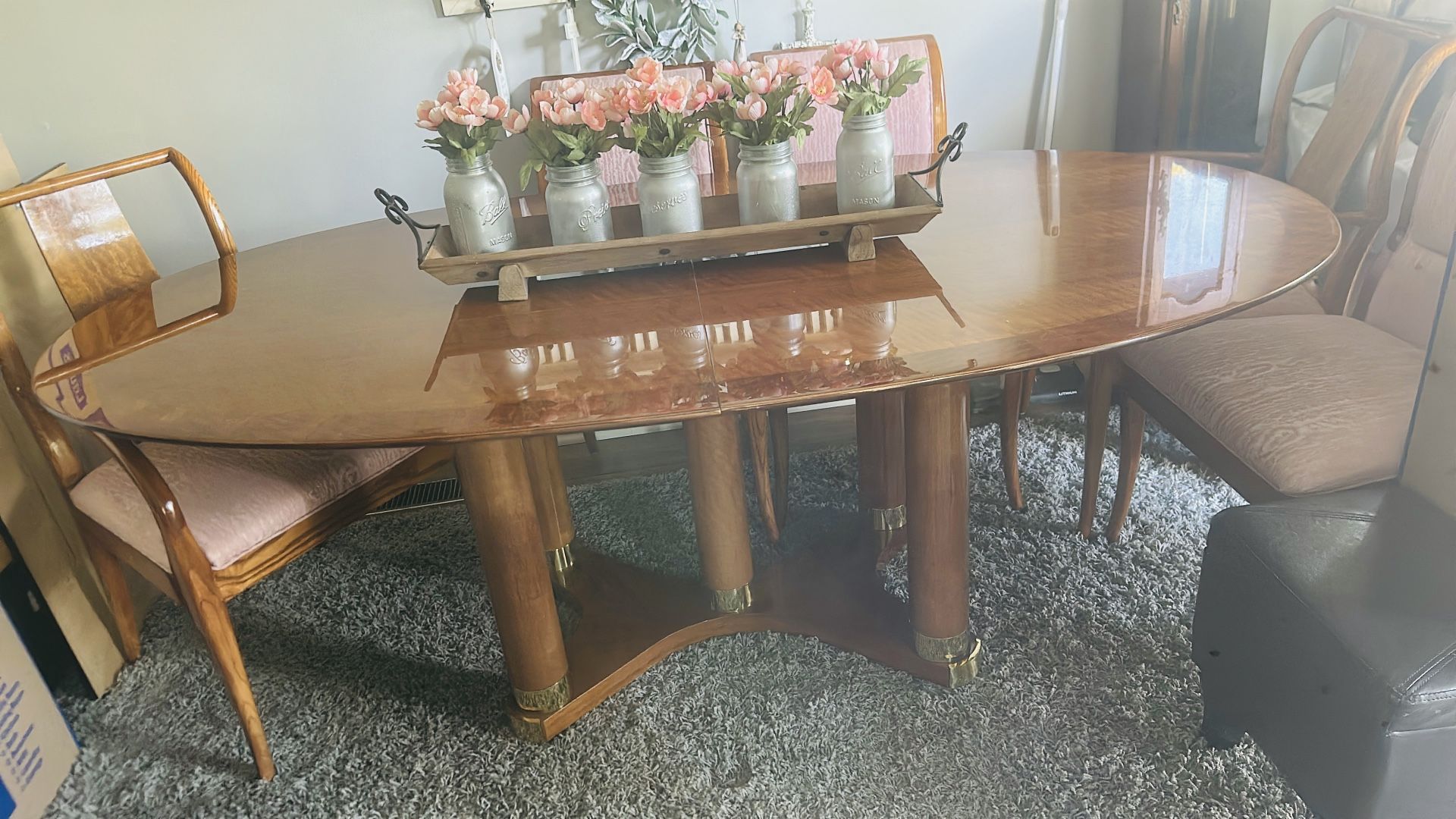 Tiger Oak Dining Room Table With Leaf and 2 Captain Chairs And 4 Chairs