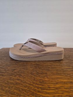 Skechers Yoga Foam flatform flip-flops
Women's Size US 6