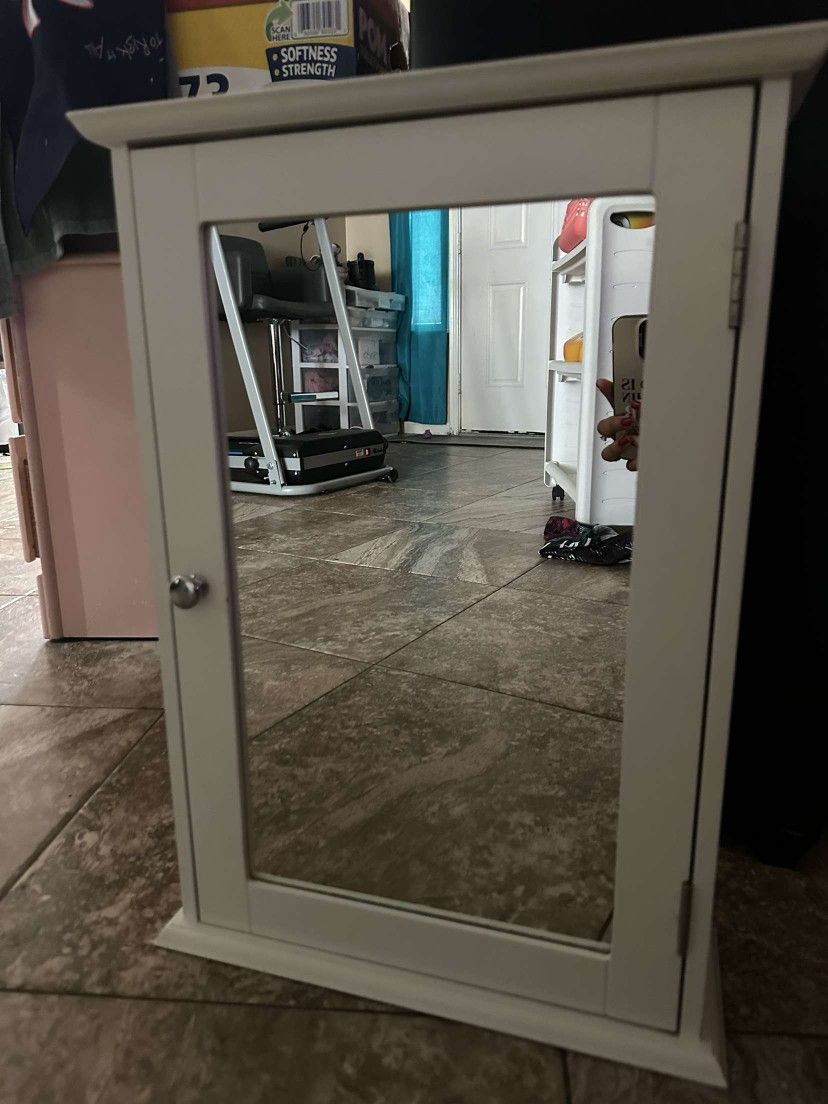 Like new Very Cute medicine cabinet with mirror