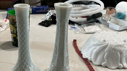 Vintage bud vase milk glass