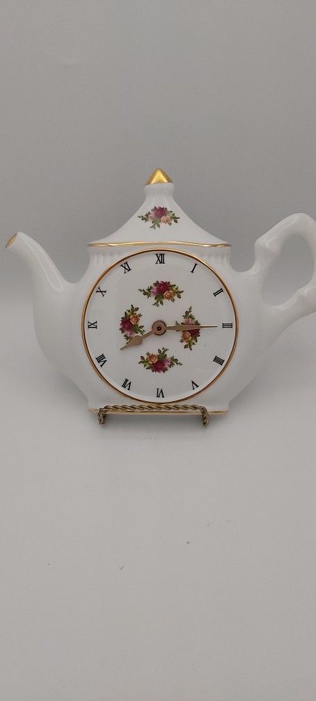 Beautiful 1962 Royal Albert "Old Country Roses" Teapot Wall Clock Made In England