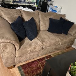 REALLY Nice Couch For Sale Still Looks ..NEW! 100.00