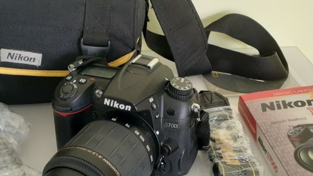 Nikon D7000 DSLR CAMERA WITH 55-200MM ZOOM LENS