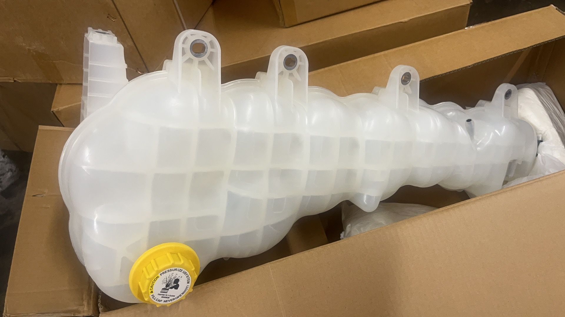 Coolant Tank for Freightliner Cascadia (2018-2023) ● High Quality Coolant Tank (No SENSOR ISSUE at all) ● Replacement for A000, 000