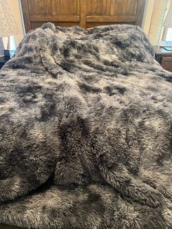 Oversized Luxury Plush Faux Fur Blanket 8’ x 8’