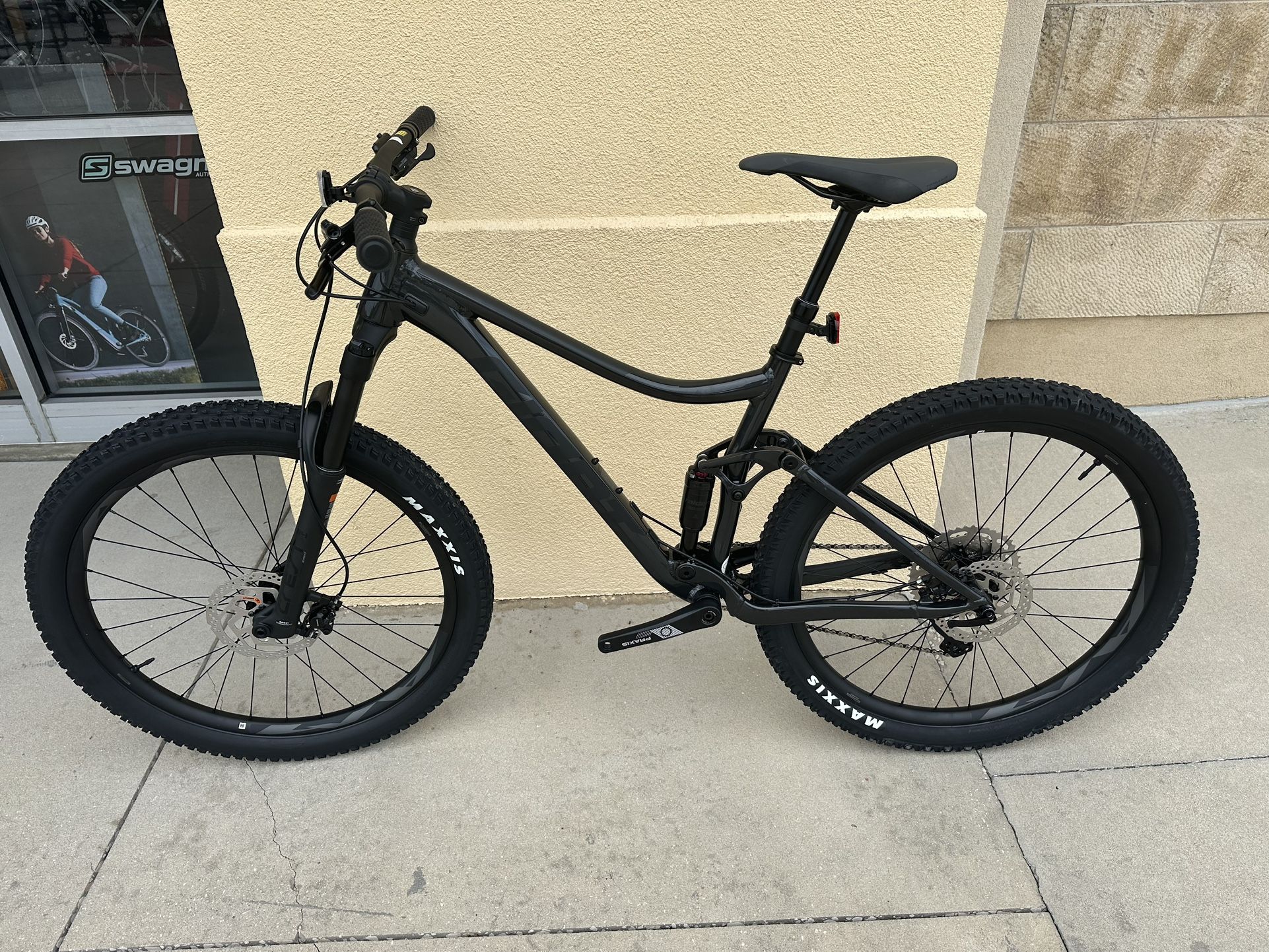 2025 Giant Stance Dual Suspension Dropper Seat Medium Frame. New bike