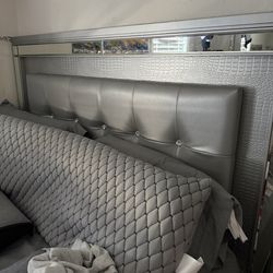 Queen bed set gray color