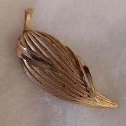 "  TRIFARI " BEAUTIFUL  LEAF  PIN