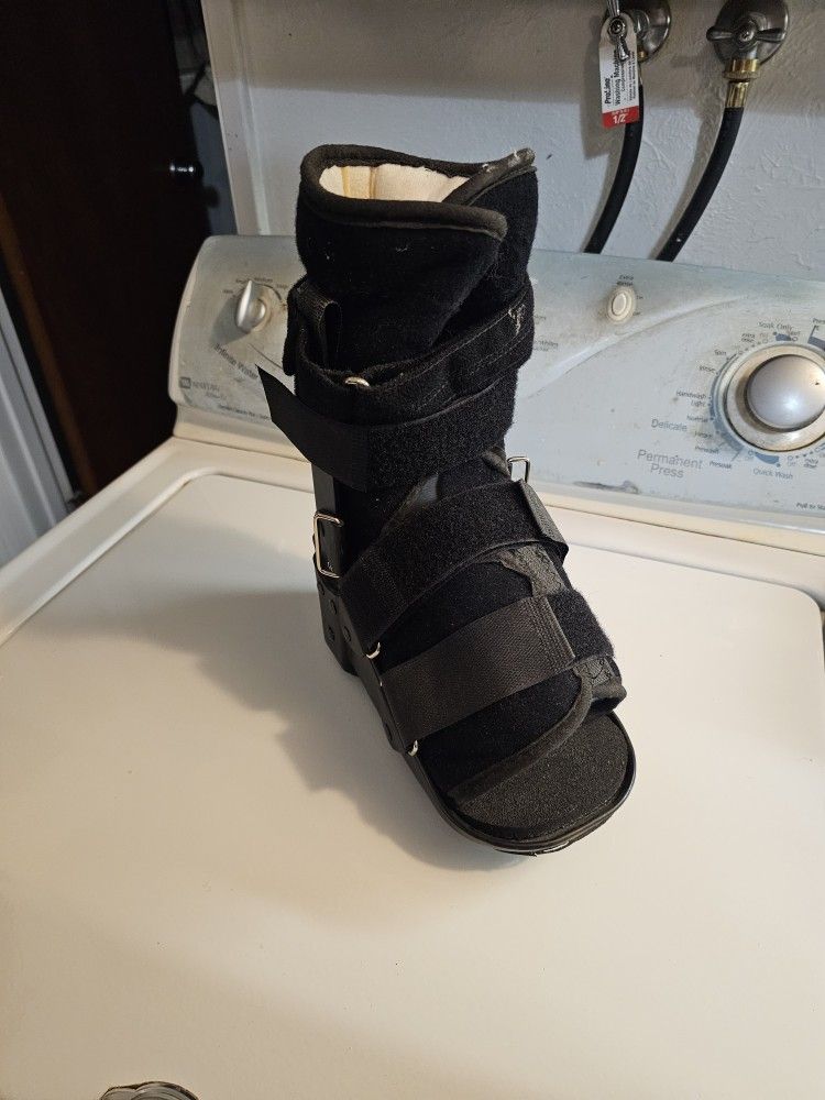 MEDICAL WALKING BOOT 