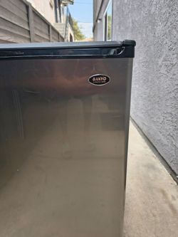 SANYO MINI FRIDGE IN EXELENT WORKING CONDITION FOR ONLY $65