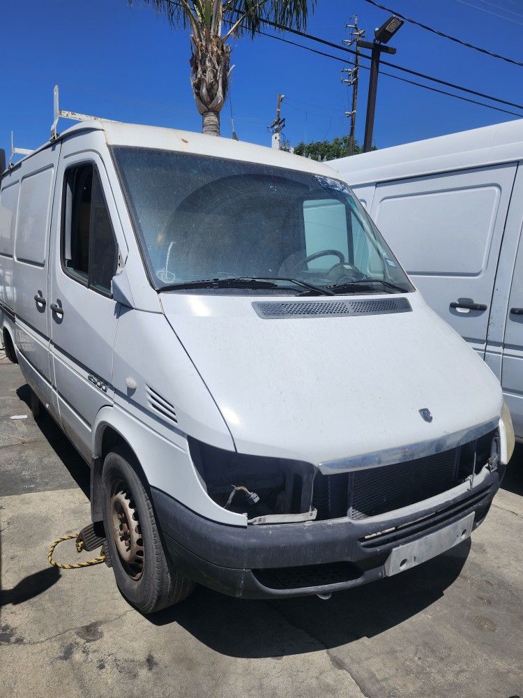 2002-2006 Dodge T1n Freightliner Mercedes Sprinter Part Out Fenders Doors Parts Comple Van