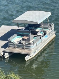 Pontoon boat