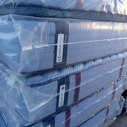 Sealy Mattress For Sale.    Sealy Posturepedic Pro Firm 14"  Queen Mattress