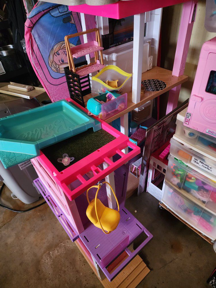 Barbie Dream House/bus/barbies And Accessories.