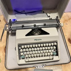 Vintage Olympia SM9 Typewriter – Fully Working