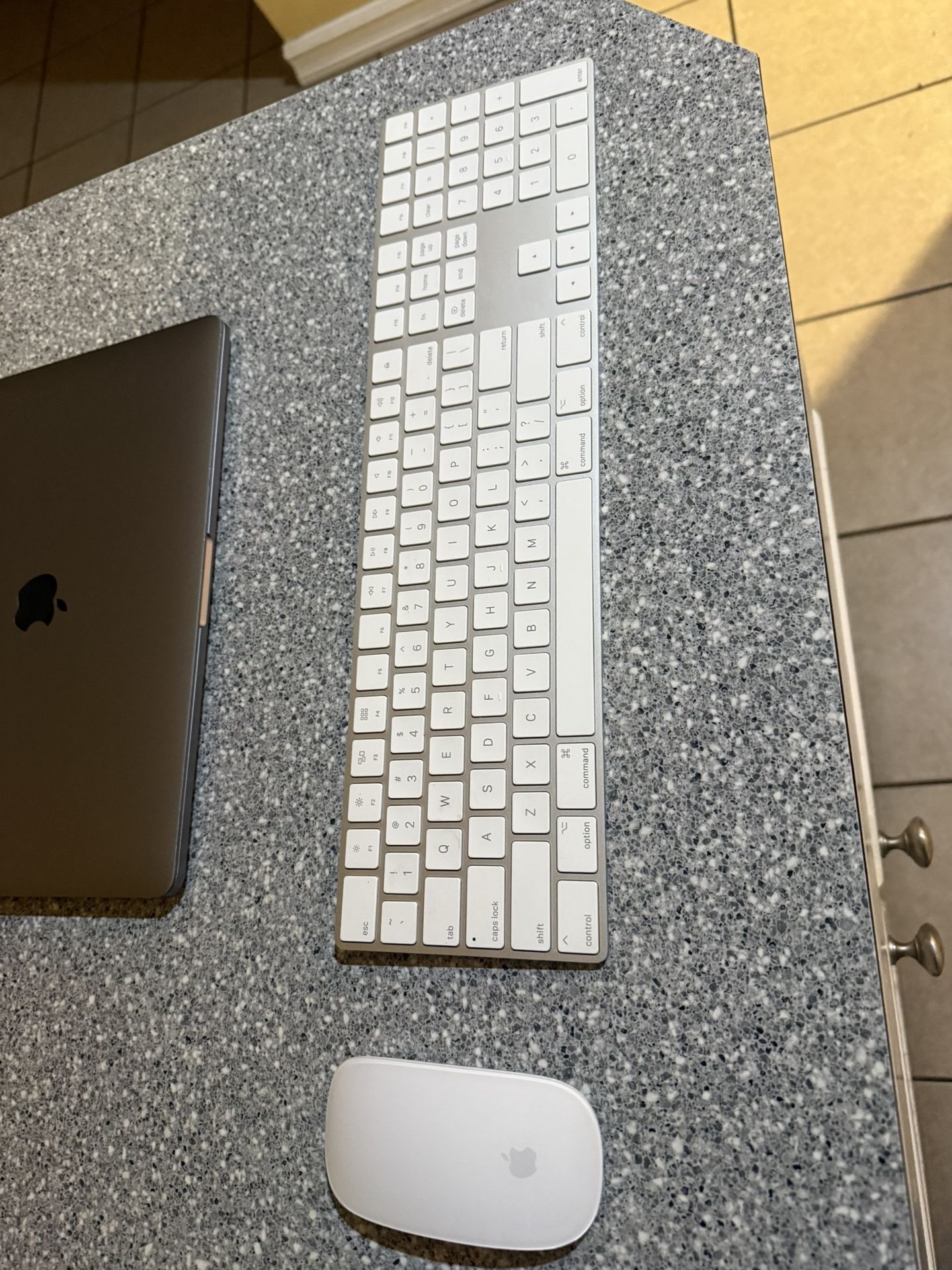 Apple Magic Key Board And Mouse