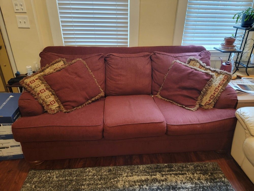 Couch With Matching Pillows