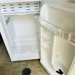 3.2 Cu.Ft Mini Fridge with Freezer, Single Door Mini Fridge