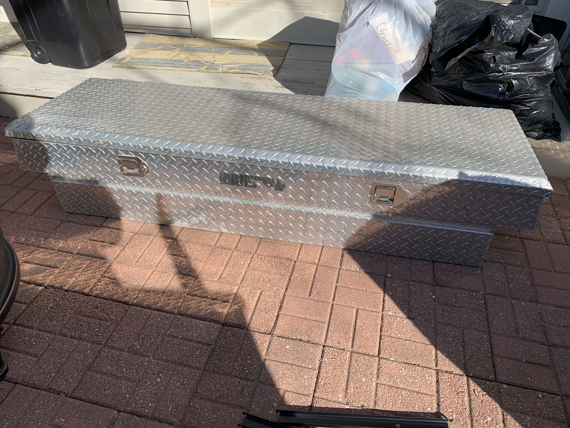 Aluminum car box need new locks
