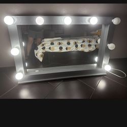 Good Conditions  Only 1 Light Bulb Dont Work 