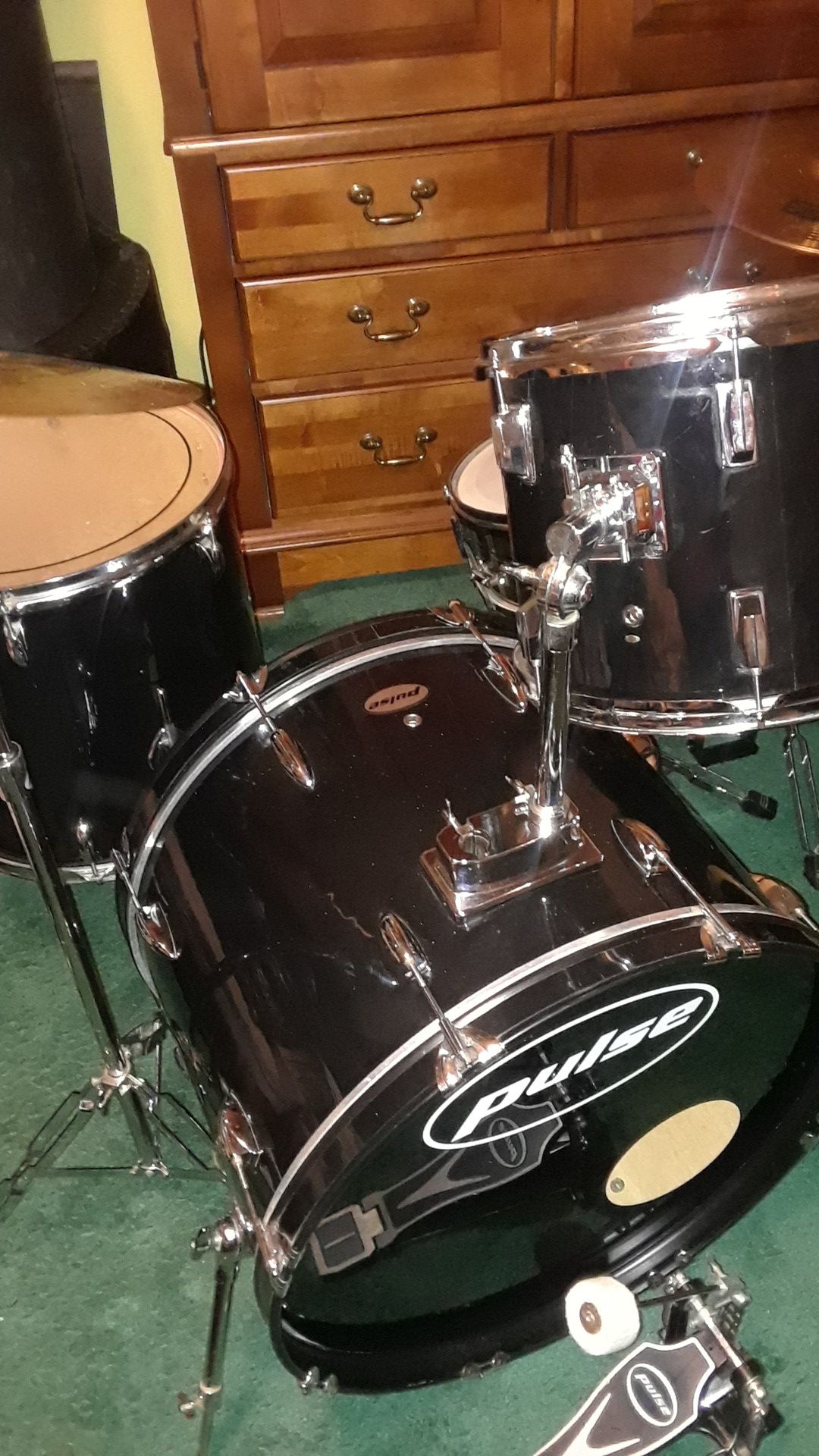 4 piece piano black drum set with cymbals