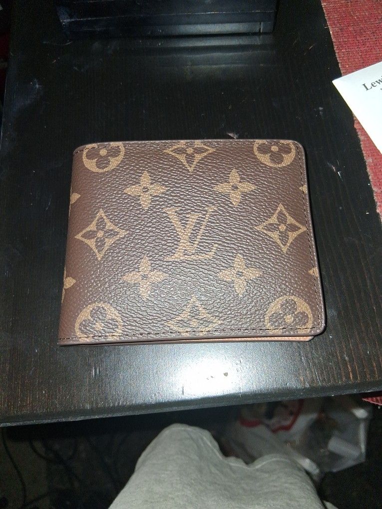 LOUIS VUTTON MENS WALLET