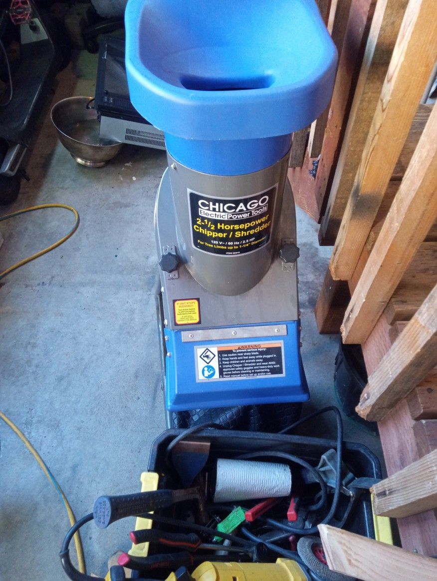 Chicago  2&1/2 HP Wood Chipper/Sheedder