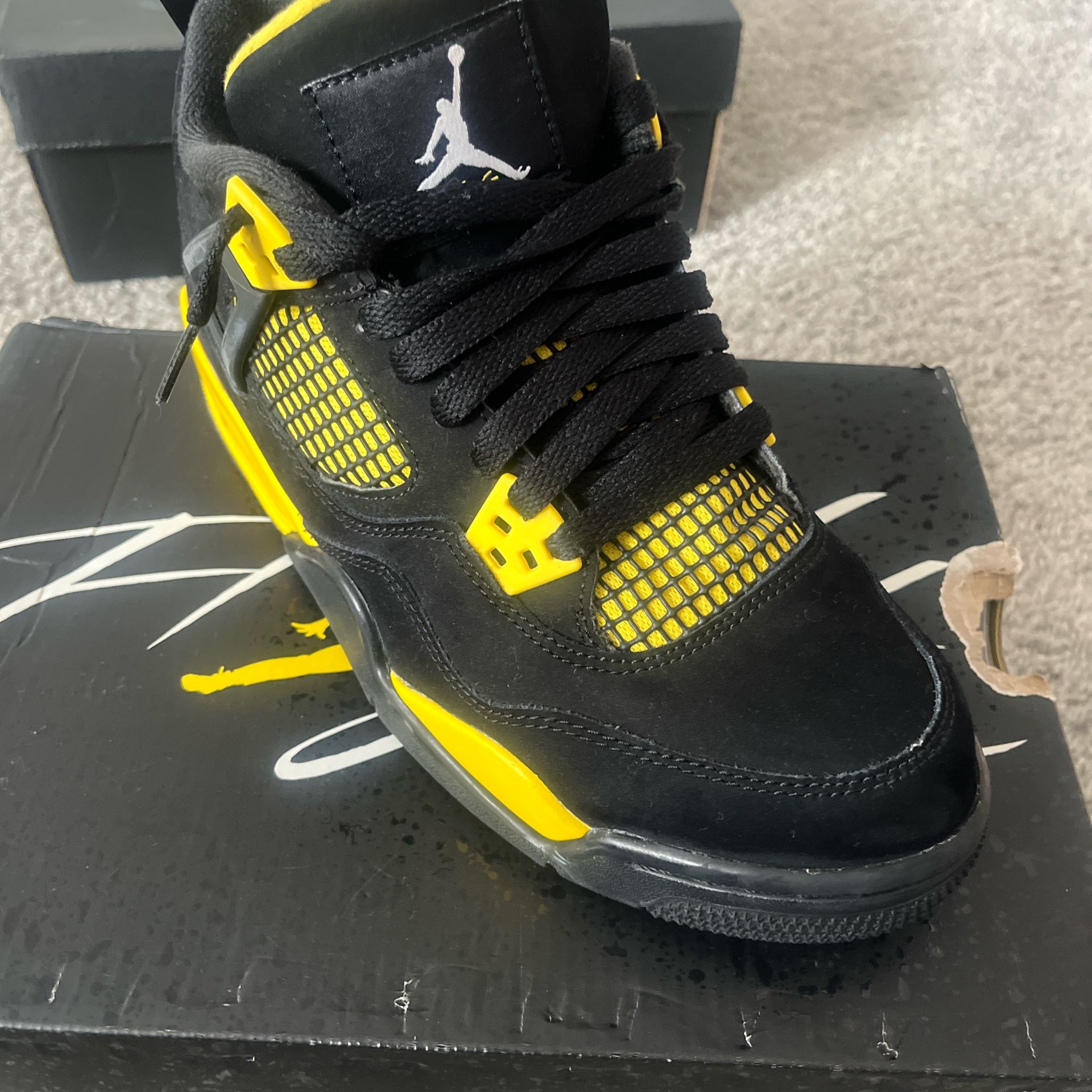 Thunder Black and yellow Jordan 4 trainers #jordan4