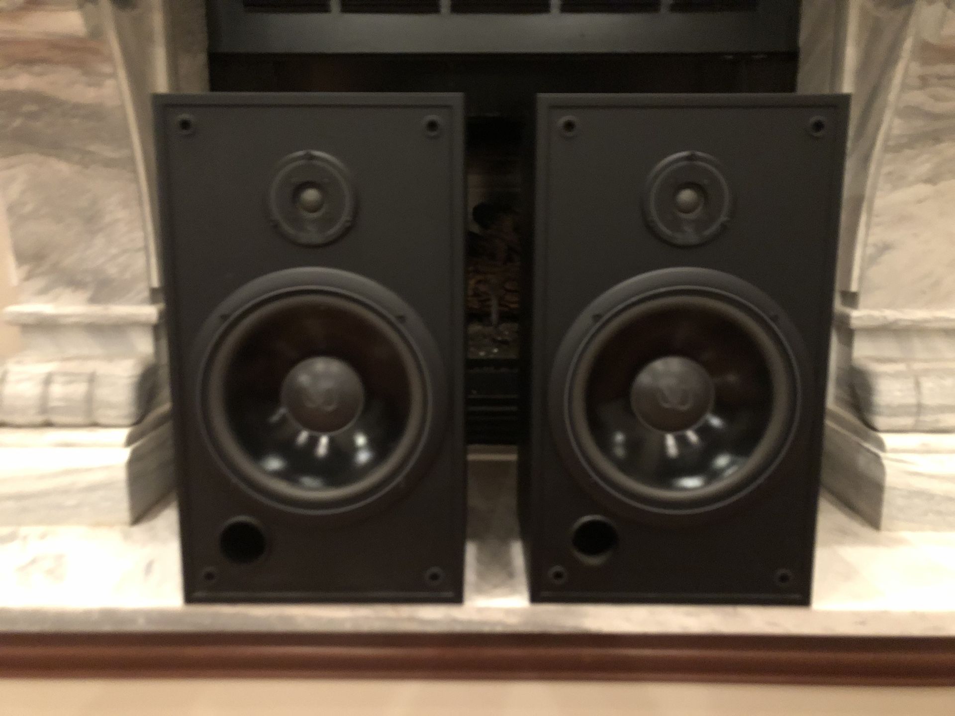 Infinity SM-102 Speakers in excellent condition, near mint
