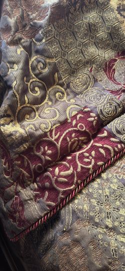 Comforter king with 2 shams and a pillow