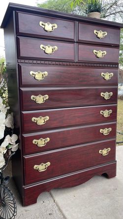 Beatiful new condition tall chest
