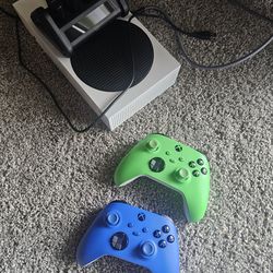 Xbox series s 2 controllers charging station with  rechargeable batteries  and a mini tv