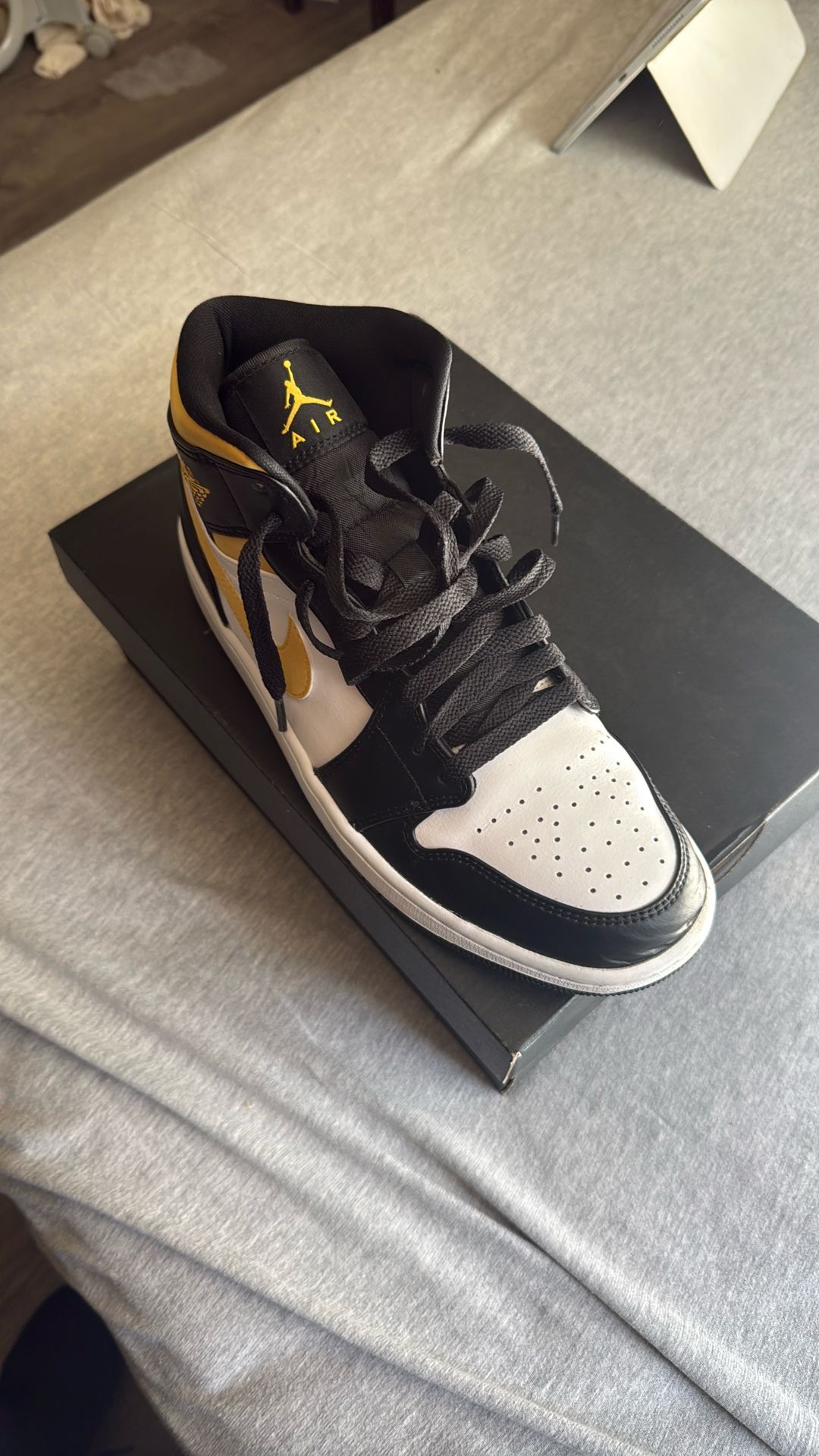 Jordan 1 Mid (size 9-men)