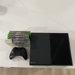 Xbox One with games and controlelr