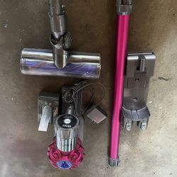 Dyson V6 Vacuum With Two Battery