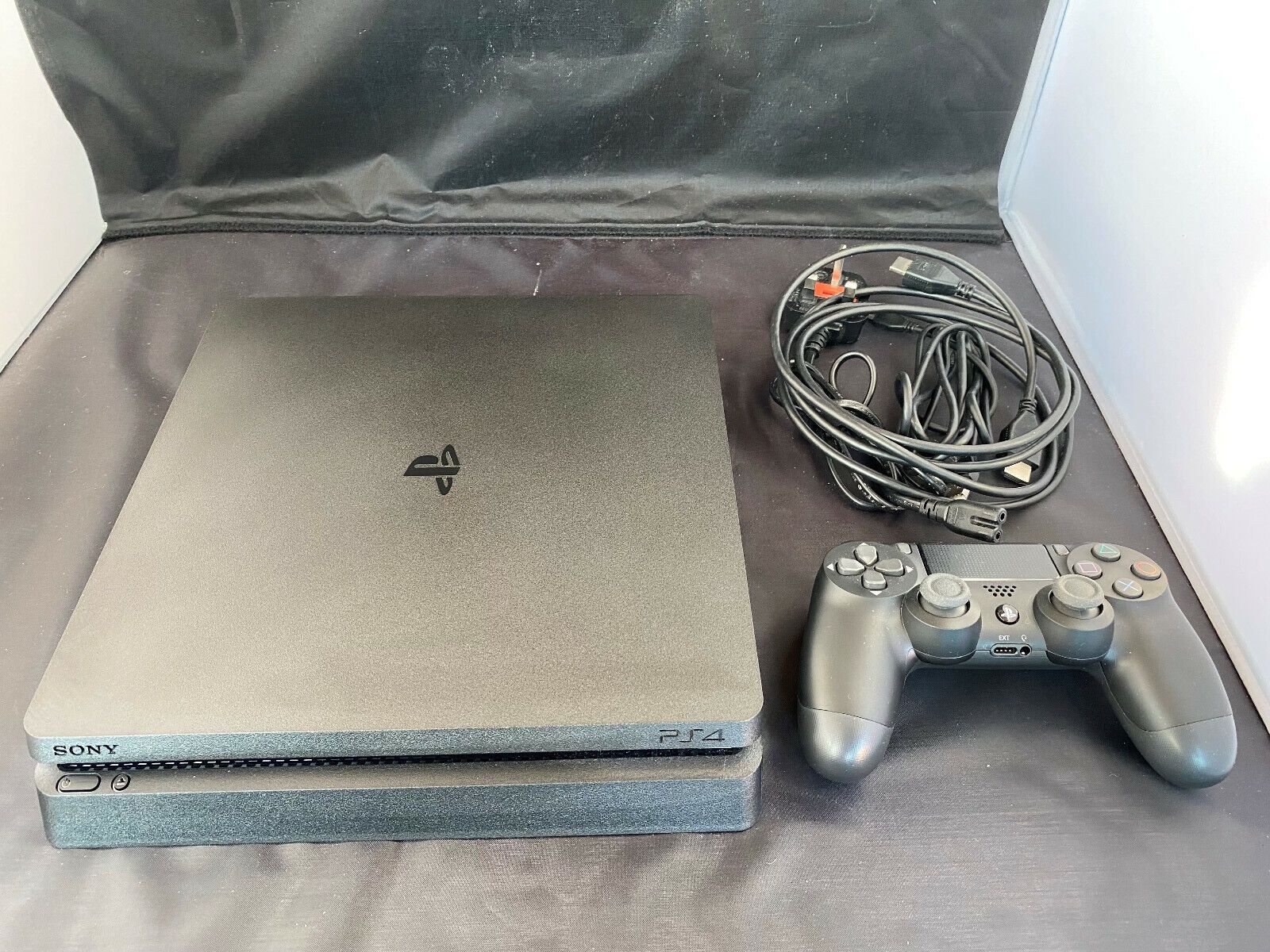 Ps4 Slim 1 tb Works Runs Smoothly 