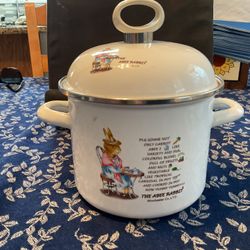 Japanese,  Abee Rabbit  Cooking  Pot 5 In Deep 6  In Across Porcelain Pot.   With Double Hanldles  . 