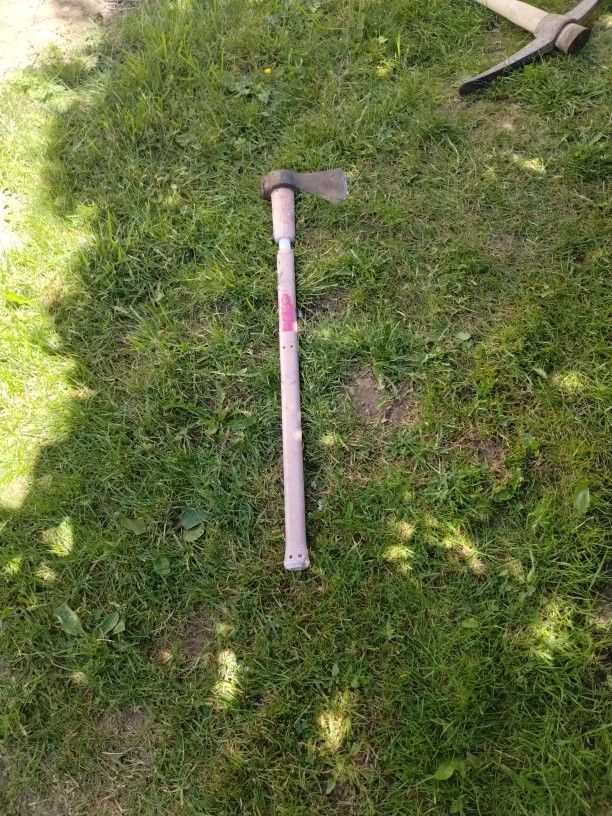 Splitting Maul With Fiberglass Handle $10