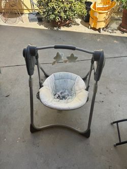 Baby swinging chair