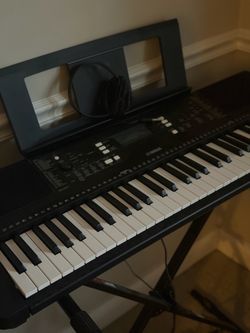 Yamaha PSR-E373 61-Key Keyboard Bundle