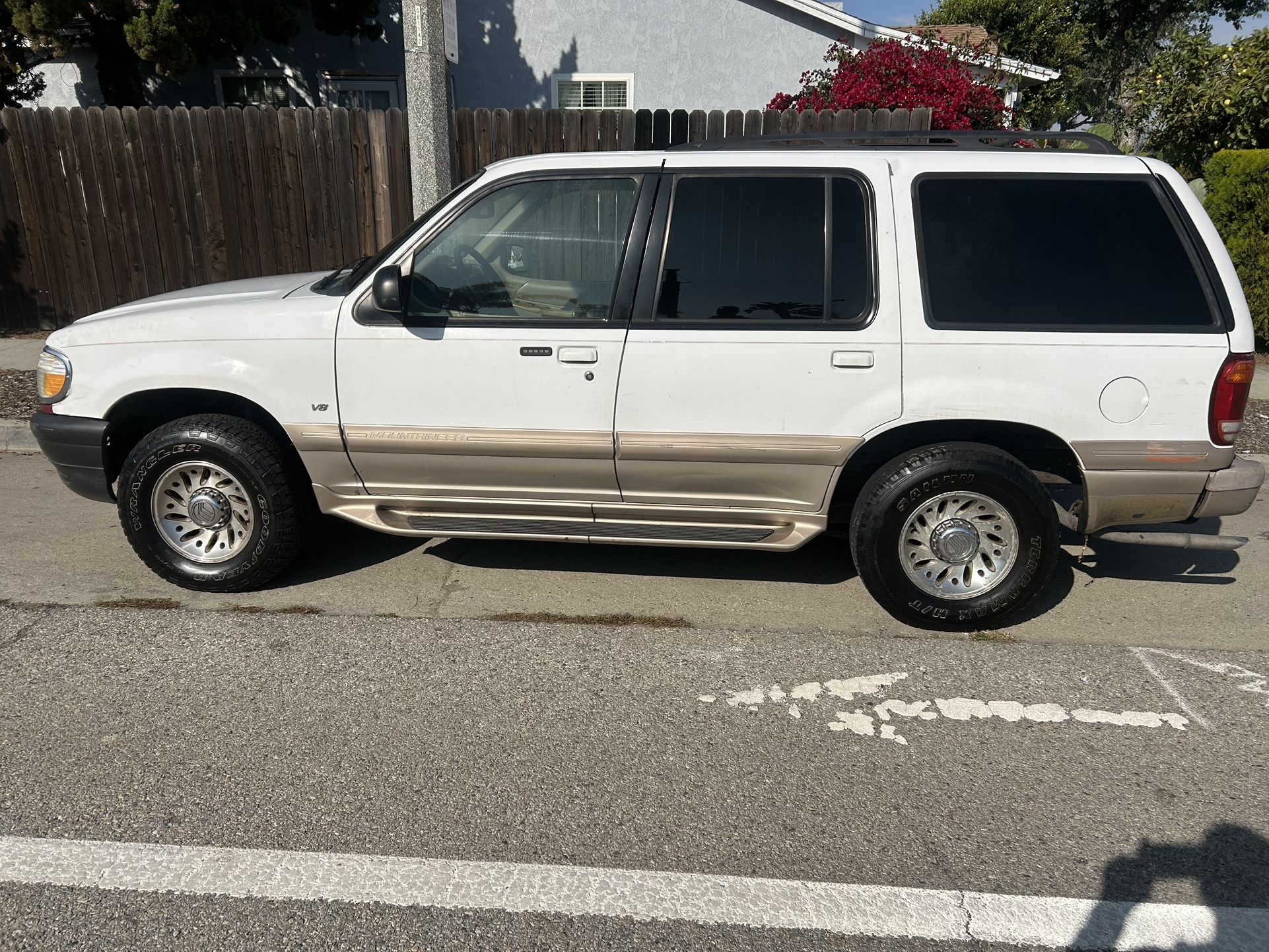 2000 Ford Explorer