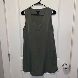 Gap olive green sleeveless shift dress with a v-neckline and front pockets size small