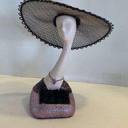 Lady Ring Holder, Large Brimmed Hat