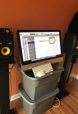 iMac 27inch (w/ Wireless Keyboard & Mouse)